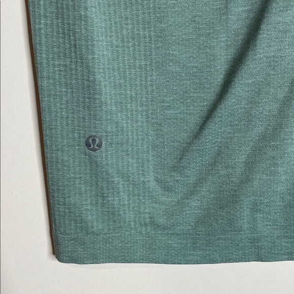 Lululemon | Men’s Short Sleeve Shirt Size Medium - Picture 5 of 5